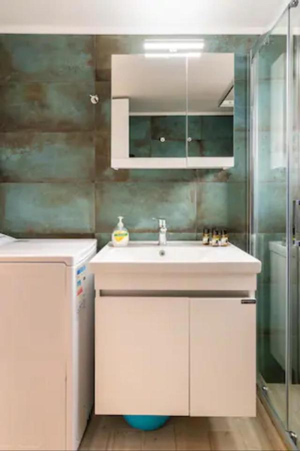 Βright Walled Designed Apt In Glyfada Center Aten Exteriör bild
