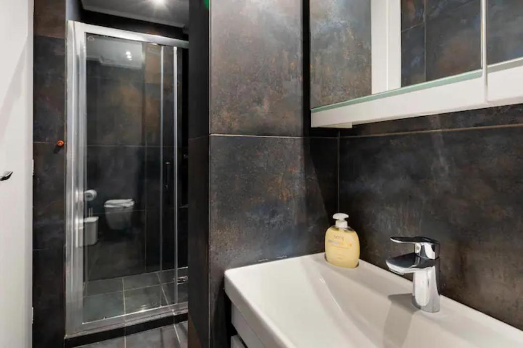 Βright Walled Designed Apt In Glyfada Center Aten Exteriör bild